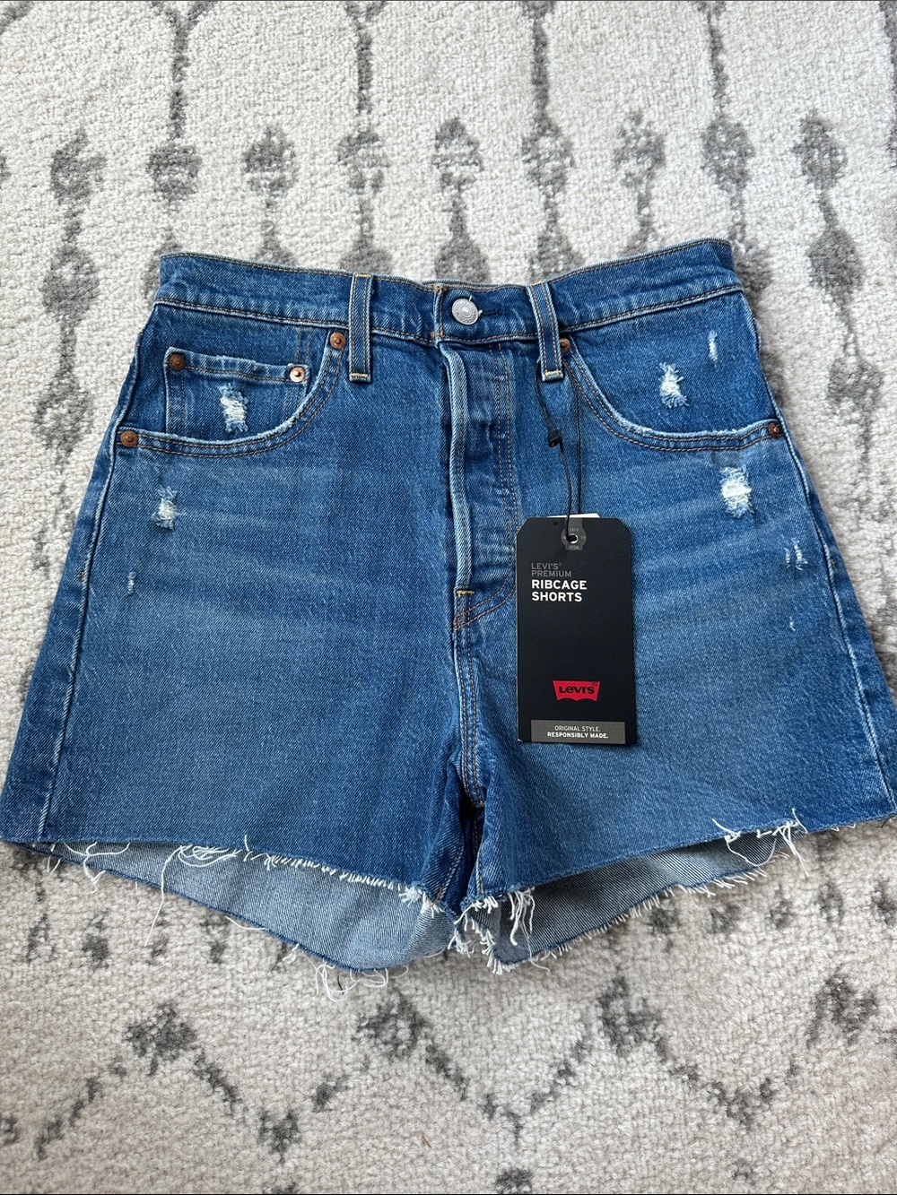 NWT Levi’s Ribcage Jean Short Cut Offs 28
